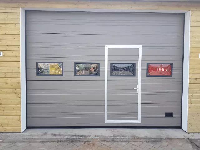 garagedeur laten plaatsen met loopdeur en glas